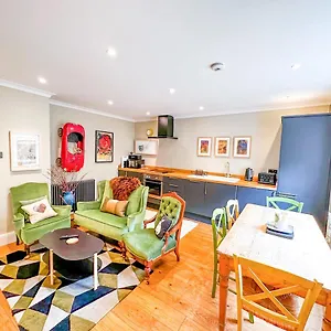Unique 2 Bed In The Heart Of With Parking Bath